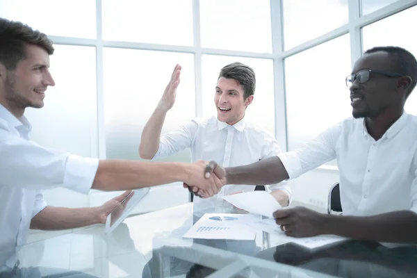 Close up.handshake de parceiros de negócios internacionais no Desk — Fotografia de Stock