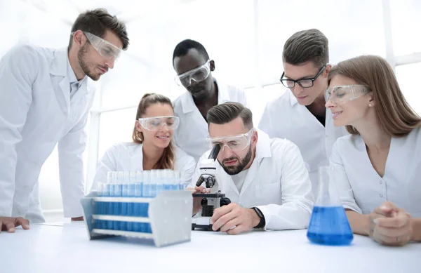 Химический эксперимент - ученые в области лабораторных испытаний вакцины — стоковое фото