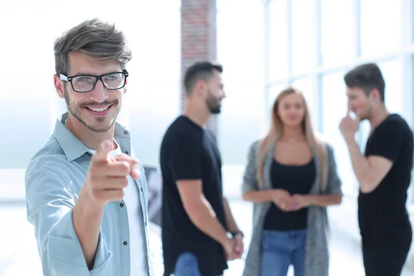 Bir grup mutlu genç iş adamı ofiste bir toplantıda. — Stok fotoğraf