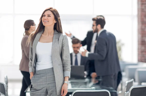 Retrato de una exitosa mujer de negocios en una oficina moderna —  Fotos de Stock