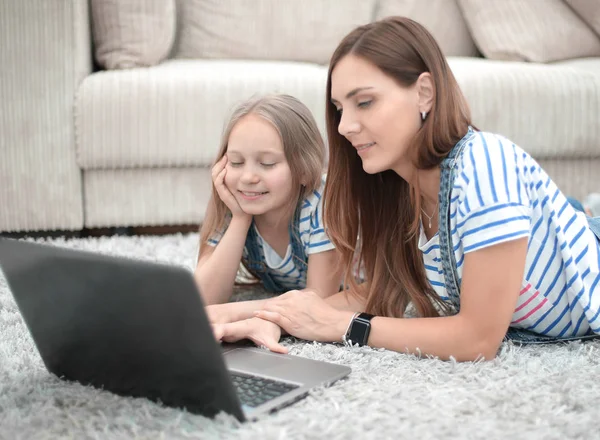 Anya és lánya laptopot használ az otthonukban. — Stock Fotó