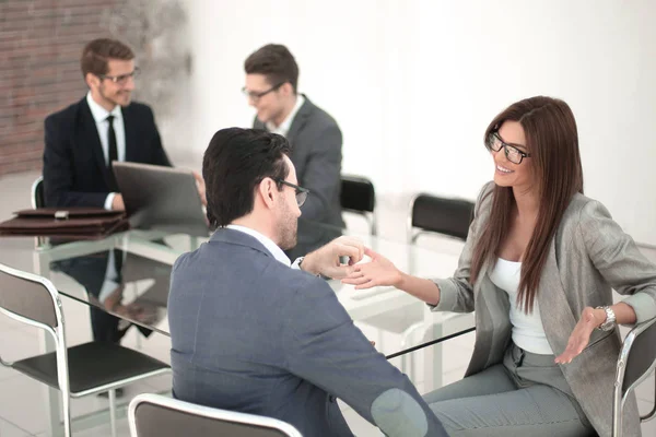 Affärskvinna pratar med affärspartner — Stockfoto