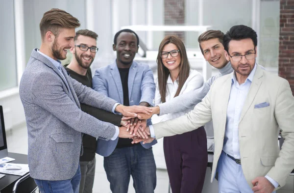 Business team toont hun eenheid — Stockfoto