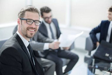 müzakere masasında oturan ciddi iş adamı