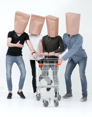 Beyaz bir alışveriş konseptinde dört adam