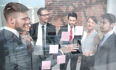 Cam Yönetim Kurulu ile ilgili notlar üzerinde gösterilen iş takım