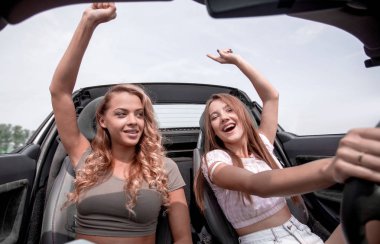 a çelme takmak içinde bir Cabrio araba zevk iki kız arkadaşım