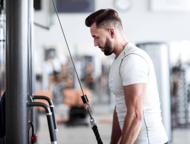 up.attractive adam güç egzersizleri gerçekleştirme kapatın