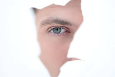 yakın çekim. Kağıt duvardaki bir delikten arıyor işadamı