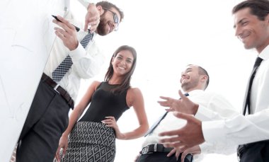 yeni bir sunu tartışırken iş takım