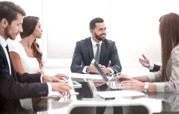 Business team bespreken nieuwe financiële project — Stockfoto