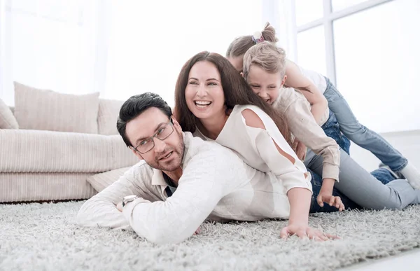 Familia feliz en casa pasar tiempo juntos — Foto de Stock