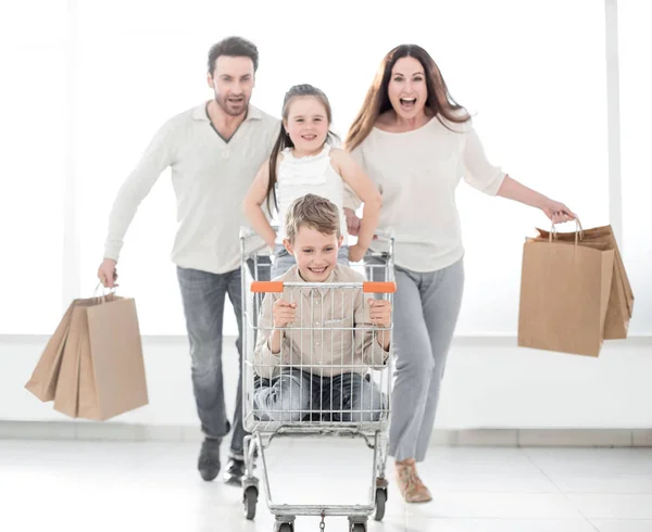 Šťastná rodina s vozíky a dětmi — Stock fotografie