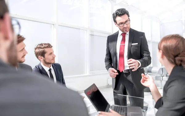 Affärsman håller en genomgång med affärsteamet — Stockfoto