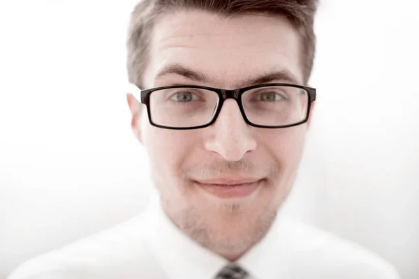 Портрет успешного молодого бизнесмена в очках — стоковое фото