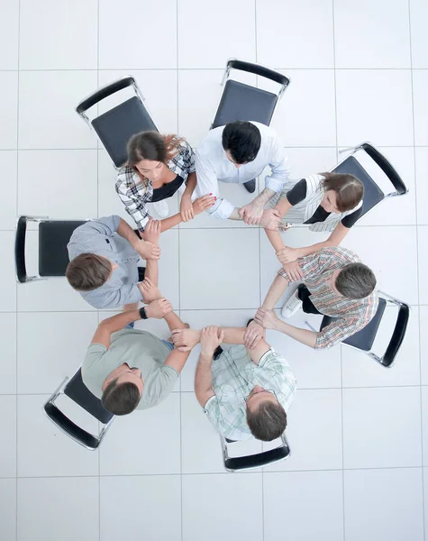Topo view.creative grupo de negócios dobrado para fora das mãos do círculo — Fotografia de Stock