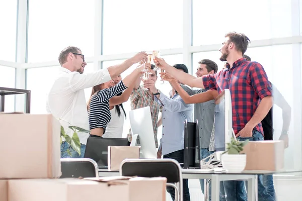 Улыбающиеся бизнесмены звонят в стаканы, празднуют успех в офисе — стоковое фото