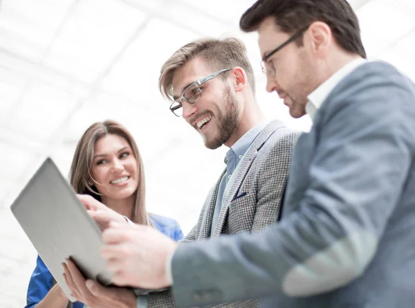 Close-up. het bedrijf-team vindt u de informatie uit de laptop — Stockfoto