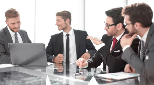 Empresarios que discuten los términos del nuevo contrato — Foto de Stock