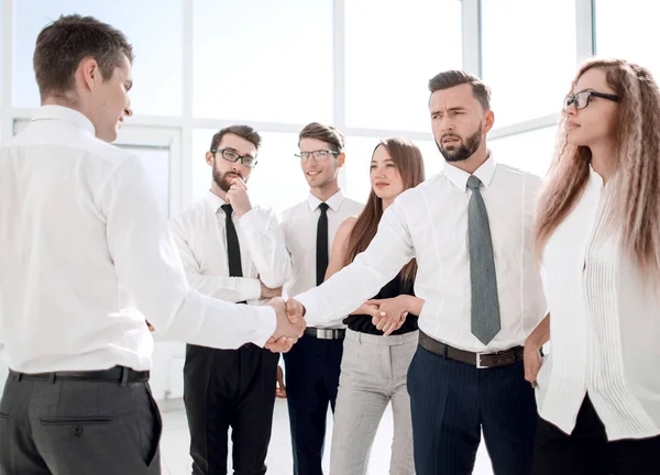 Equipe de negócios à procura de um aperto de mão de parceiro de negócios — Fotografia de Stock