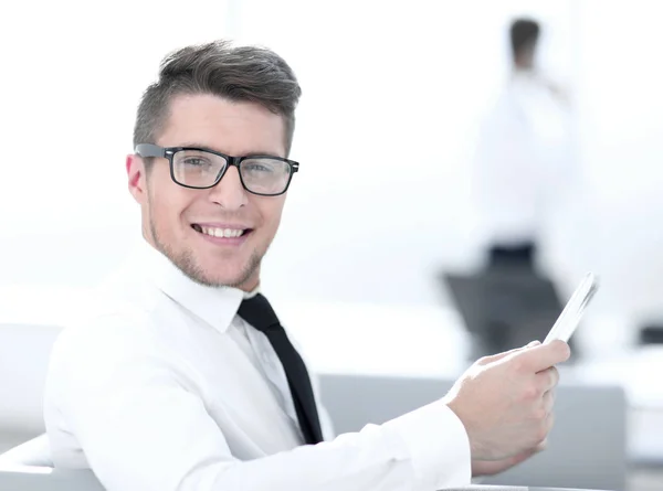 Atrakcyjny biznesmen pracę z tabletem i dotykając cyfrowe — Zdjęcie stockowe