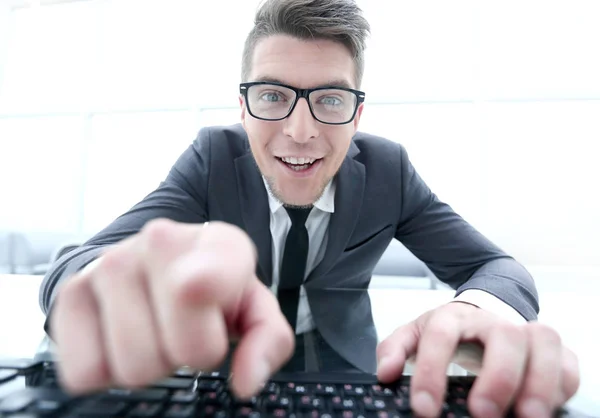 Portrait d'un jeune homme heureux pointant vers la caméra tout en étant assis w — Photo