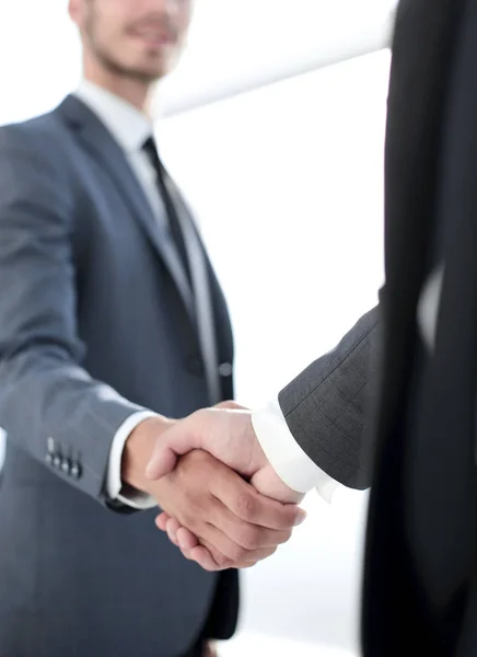 Feliz hombre de negocios haciendo apretón de manos con la mujer de negocios en la reunión — Foto de Stock