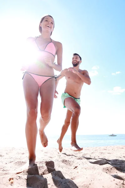 Coppia felice trascorrere del tempo spensierato sulla spiaggia all'aperto . — Foto Stock