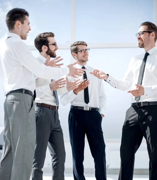 Empleados discutiendo sus ideas de pie en el vestíbulo de la oficina — Foto de Stock