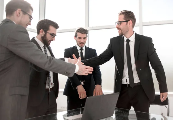 Werkgever en werknemer schudden handen met elkaar — Stockfoto