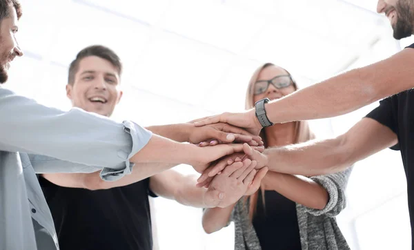 Gente de negocios uniéndose. Concepto de trabajo en equipo . — Foto de Stock