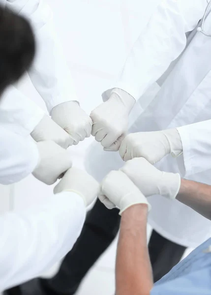 Médicos y enfermeras coordinan las manos . —  Fotos de Stock