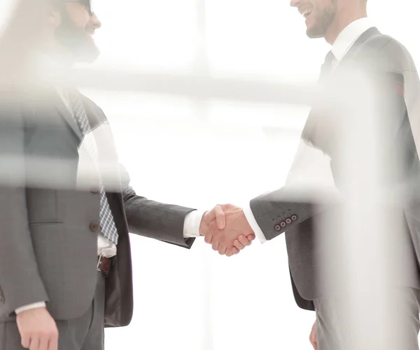 Handshake é parceiros de negócios sérios — Fotografia de Stock