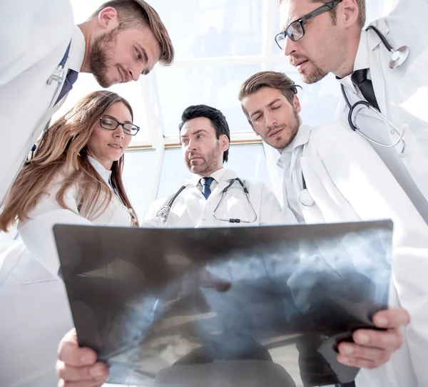 Koledzy lekarze spojrzeć na x-ray pacjenta — Zdjęcie stockowe