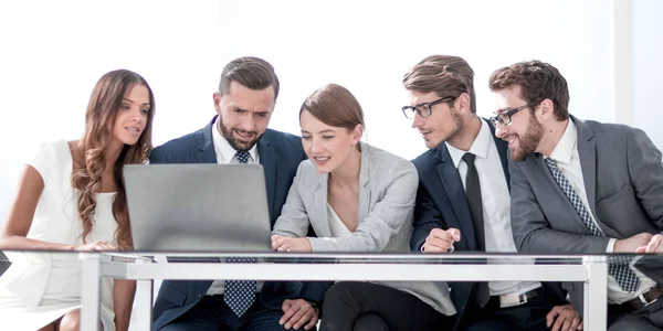 Grupp affärsmän brainstorming tillsammans i mötesrummet. — Stockfoto