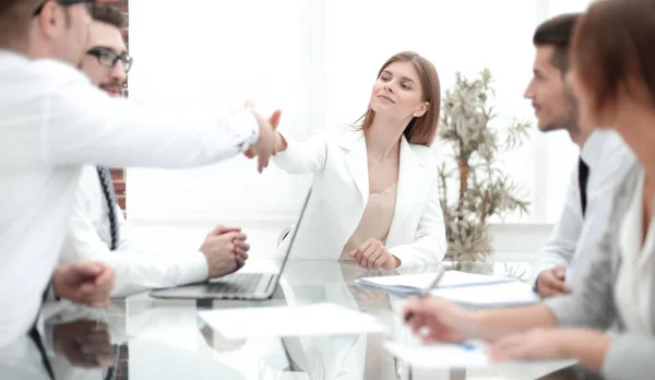 Apretón de manos a los socios comerciales en la mesa de negociación — Foto de Stock