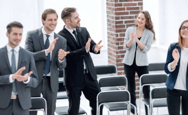 Konferans kazanan takım alkışlar