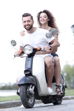 Mutlu çift sürme vintage scooter. Seyahat kavramı.