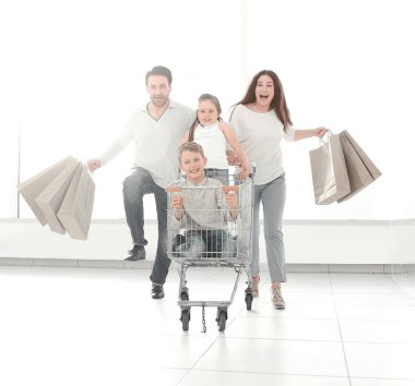 mutlu aile alışveriş yapmak için acele
