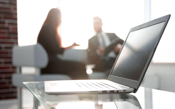 Fokusera på laptop på bordet. Suddiga människor på bakgrund. — Stockfoto