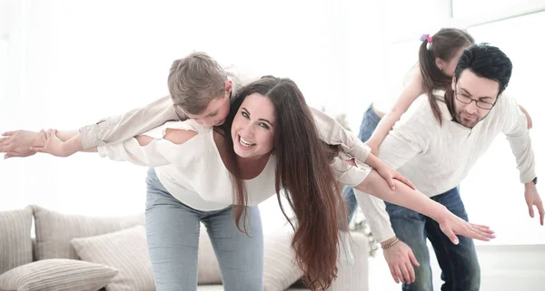 Pais felizes com seus filhos se divertir — Fotografia de Stock