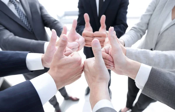 Equipo de negocios mostrando pulgares hacia arriba. —  Fotos de Stock