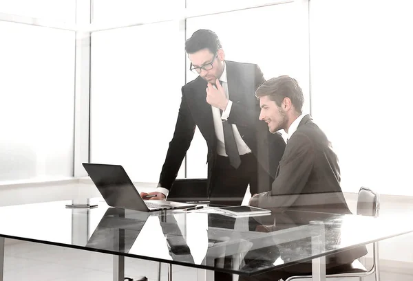 Empregados estão discutindo questões de trabalho — Fotografia de Stock