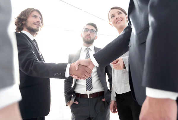 Pessoas de negócios handshaking depois de um bom negócio . — Fotografia de Stock