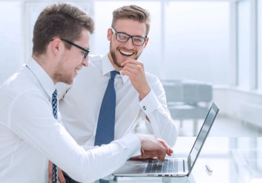 Ofiste bir dizüstü bilgisayar ile çalışma up.employees kapatın
