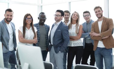 Bir grup başarılı iş adamı ofiste duruyor.