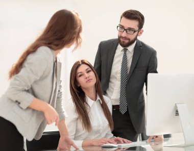 geçerli görevleri tartışırken iş arkadaşları.