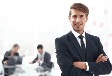 modern ofis arka plan üzerinde başarılı iş adamı