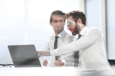 iki iş arkadaşları masa başında oturan bilgi tartışıyorlar