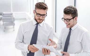 Genç işçilerin dijital tablet ekrana bakarak